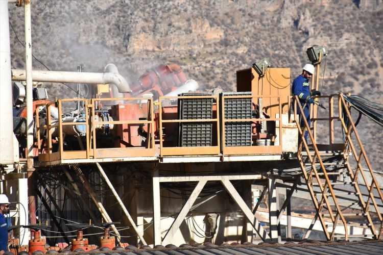 <p>Edis, "Çocuklarımız batıya gidip çalışacağına burada yapılacak tesislerde iş bulur. Daha önce buralarda hep çatışma vardı, huzurumuz yoktu. Şimdi çok güvendeyiz. Eski kötü günler geride kaldı. Petrolün çıkmasıyla buralar daha güzel olacak." ifadelerini kullandı.</p>
<p> </p>