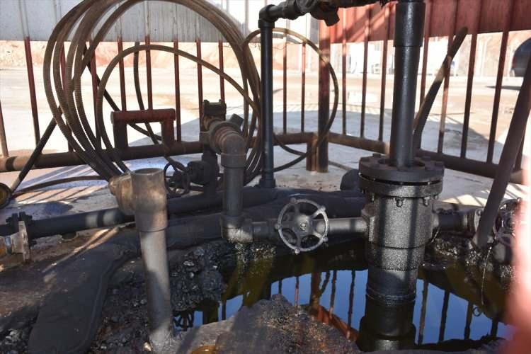 <p>"40 yıldır buradaki insanlar çok acı çekti. Çıkan petrolün bölge ve kente büyük yarar getireceğini düşünüyoruz. İnşallah petrol buradaki insanlarımıza iş ve aş olur. Daha önce buradaki gençler mevsimlik işçi olarak başka illere gidiyorlardı, artık en büyük iş yanı başımızda. Bunun onlara iş kapısı olacağını umut ediyoruz. Petrol insanlara iş kapısı olacak."</p>
<p> </p>