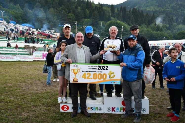 <p>Öte yandan Kafkasör Yaylası'ndaki boğa güreşleri arenasının mülkiyetini satın alan Artvin Belediyesi, geçtiğimiz yıl ilk kez kendi mülkü adı alında festivali organize etti. Bu nedenle festival öncesi başboğa unvanı alan boğanın heykelini yapma kararı alındı. Vefa’nın heykel yapımı devam ederken, tamamlandığında Kafkasör’de yerini alacak.</p>
