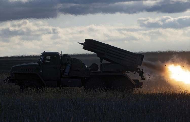 <p>Rusya'dan yapılan açıklamada ABD yapımı HIMARS çoklu roketatar sisteminden atılan 6 füzeden 2'sinin Rus hava savunma sistemlerince vurulduğu, 4 füzenin ise Rus askeri personelinin konuşlandığı binayı vurduğu belirtilmişti.</p>
