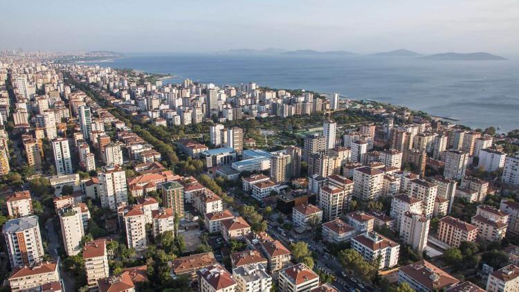 <p><strong>ÖNCE İTİRAZ SONRA DAVA</strong></p>

<p>Kiralarla yarışan aidat oranlarına karşın vatandaşlardan <strong>"Aidatlara da artış sınırlaması getirilsin"</strong> önerisi gelirken, sektör temsilcileri bunun mümkün olmadığını belirtti. Sosyal donatı alanları, daire sayısı ve personel sayısına göre site aidat oranlarının değiştiğini ifade eden Tüm Girişimci Emlak Müşavirleri Derneği (TÜGEM) Başkanı Hakan Akdoğan <strong>"Aidatlara zam gelmesi normal. Ama site yönetiminin gelen zamları doğru oranda aidatlara yansıtıp yansıtmadığı kontrol edilmeli. Eğer burada bir uyuşmazlık varsa, kat malikleri itiraz etmeli. Yine sonuç alamazlarsa dava açabilirler.<br />
<br />
<br />
Eğer haklı bulunurlarsa aidat zamları yeniden belirlenir."</strong></p>
