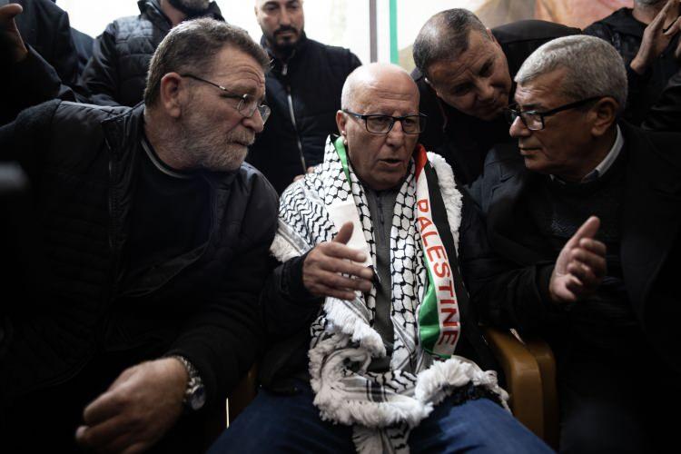 <p>Tutuklular dosyasının öncelikleri olduğunu belirten Abbas, "Onları işgalci İsrail'in gözaltı merkezlerinden kurtarmak için her türlü çabayı göstereceğiz." ifadelerini kullandı.</p>

<p>Filistin Başbakanı Muhammed Iştiyye de Yunus'u serbest bırakılmasından dolayı kutladı.</p>
