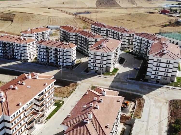 <p><strong>Ödeme planı nasıl olacak?</strong></p>
<p>0.69’dan başlayan vade farkı ile 15 yıl vadeli, hane gelirinin yüzde 40’ını geçmeyecek taksit bedelleri belirlenecek.</p>