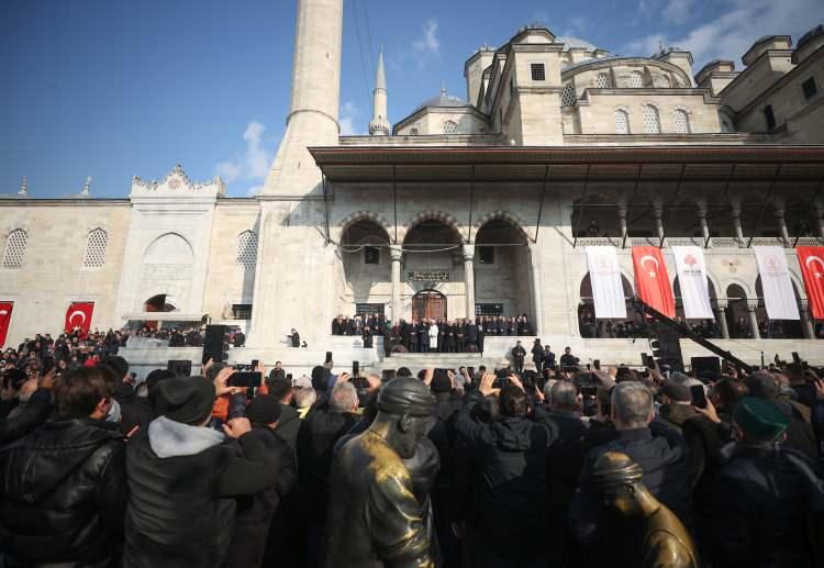 <p><em>"Çünkü Yeni Cami, öyle bir kenara konulacak cami değil. Burada benim de hatıram var. İmam hatip okulu dördüncü sınıfta okurken bir Kadir Gecesi burada Feyzullah Hoca'mızla vaaz verdik. Bir vaaz o verdi, arkasından ben devam ettim, bir vaaz da ben verdim. Nerelerden nerelere geldik. Ve Yeni Cami'nin bizde böyle bir hatırası da var. Rabb'im yar yardımcımız olsun. Rabb'im birliğimizi, beraberliğimizi daim kılsın ve bu birlik beraberlik bizim en büyük bayramımız olacak inşallah. Sizleri birliğimizde, beraberliğimizde daim olarak bu yola devamınızı özellikle istiyorum. Sizleri Allah'a emanet ediyorum. Tüm şehitlerimiz için gelin birer Fatiha okuyalım diyorum."</em></p>undefined