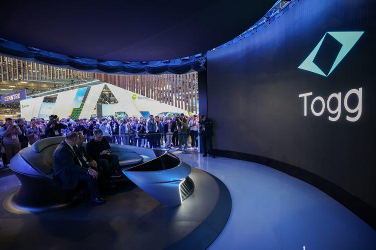 <p><strong>TOGG BOMBAYI PATLATTI</strong></p>
<p>Togg, dünyanın en büyük Tüketici Elektroniği Fuarı CES 2023’te yarından sonrasının mobilitesine ilişkin vizyonunu sergiledi. "Beyond X" adıyla gösterilen ve mobiletinin yarından sonrasına ilişkin ipuçları veren alanda ziyaretçiler duyularını harekete geçiren bir mobilite deneyimine dahil oldular.</p>
<p> </p>