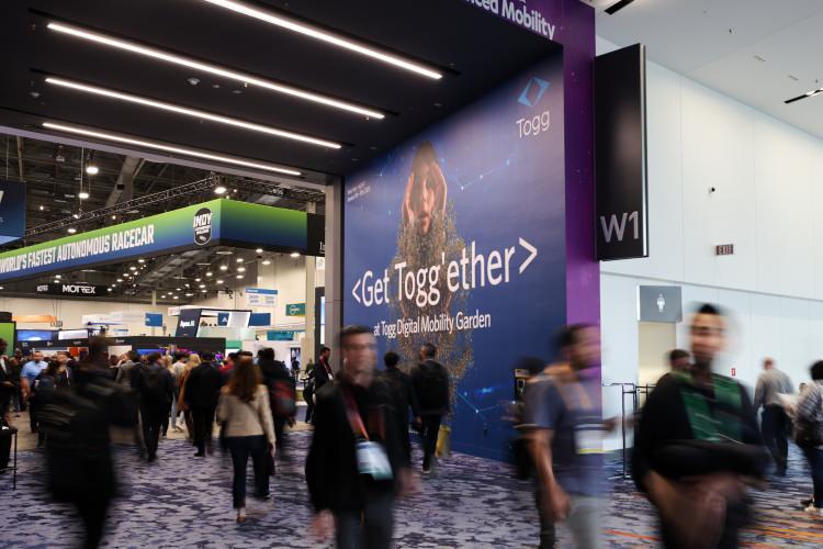 <p>Ayrıca, Togg'un Beyond X adıyla gösterilen ve mobiletinin yarından sonrasına ilişkin ipuçları veren stand alanında ziyaretçiler, duyularını harekete geçiren bir mobilite deneyimine dahil oldu.</p>
<p> </p>