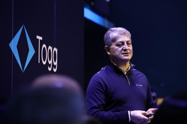<p><strong>"Teknolojimizi ve sürdürülebilirlik yaklaşımımızı dijital sanatla ifade etmeyi seçtik"</strong></p>
<p>Togg Üst Yöneticisi (CEO) Gürcan Karakaş, burada yaptığı sunumda, CES'e bu yıl "Kullanıcı Deneyimiyle Mobiliteyi Yeniden Tanımlamak" başlığı altında katıldıklarını söyledi.</p>