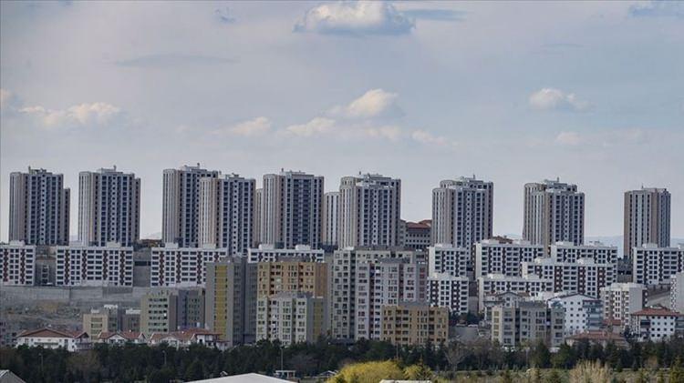 <p><strong>EŞLERDEN BİRİNİN KONUTU VARSA YARARLANABİLİR Mİ?</strong></p>
<p>Aile içerisinde ev olmaması lazım. Buradaki amacımız ev sahibi olmayı sağlamaktır.</p>
<p>Bir şartımız daha var 5 yıl konut satılmayacak. Zaten konutun da ilk 5 yıldaki özellikle ilk 3 yılı konut sahipliği olmak için özendirilen tam bir kira öder gibi ev sahibi olduğunuz nokta. Bu anlamda ciddi katkı sunduğumuzu söylemiş olayım.</p>
<p>Eşlerden birisinin konutu varsa gene olmaz.</p>