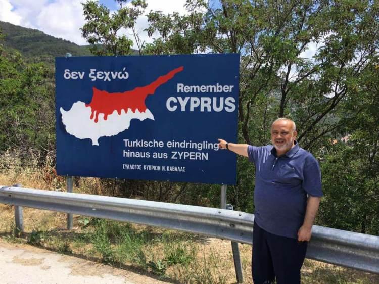 <p>Kıbrıs üzerinden Yunan toplumuna nefret tohumları eken Yunanistan politikacılarının tutumuna tepki gösteren <strong>eski Rize Milletvekili Şevki Yılmaz</strong>, söz konusu tabelaların önünde çektirdiği bir fotoğrafı, “<em>Batı Trakya Kavala yolunda Yunanistan’ın Kıbrıs’ı kanlı gösteren, üzerinde ‘İşgalci Türkler dışarı!’ ve ‘Unutmadık!’ yazılı levhası! Biz de unutmadık</em>!” sözleriyle paylaştı.</p>