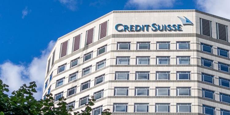 <p>Credit Suisse'in uzun zamandır gündemde olan yeniden yapılandırılmasını nasıl finanse edileceğine dair soruların cevapları ise hâlâ belirsiz. Dün çıkan bazı haberlere göre banka 4.5 milyar frank civarındaki sermaye açığını kapatmak için bazı birimlerini satmaya hazırlanıyor.</p>