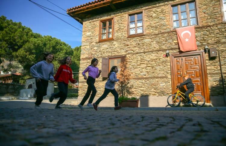 <p>Belde statüsünde olduğu dönemde Birgi'de belediye başkanlığı yapan Cumhur Şener, AA muhabirine, tarih ve kültürel değeri yüksek olan beldede kesintisiz bir yaşamın hüküm sürdüğünü söyledi.</p>
<p>Kendilerinin de bu tarihi ve kültürel değerleri koruyup, bakımını yaparak gelecek kuşaklara aktarmaya çalıştıklarını vurgulayan Şener, Birgi'nin her yönüyle özel olduğunu belirtti.</p>
<p>Şener, Kültür ve Turizm Bakanlığı ve yerel yönetimlerin yürüttüğü çalışmayla Birgi'nin Birleşmiş Milletler Dünya Turizm Örgütü tarafından dünyanın en iyi köylerinden biri seçildiğini hatırlatarak, bu anlamda onur duyduklarını aktardı.</p>