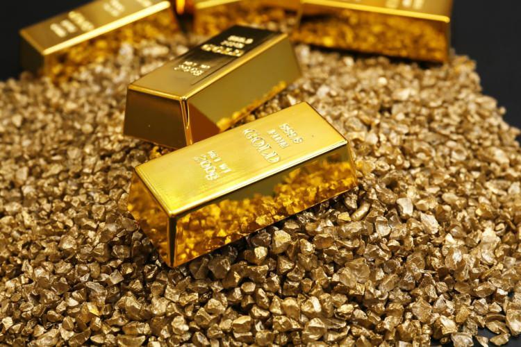 <p><strong>2022'DE DALGALI BİR SEYİR İZLEDİ</strong></p>

<p>TCMB aralık ayında açıklanmamış dev bir alım gerçekleşmediyse 2022'yi dünyanın en çok altın alan merkez bankası olarak tamamlayacak.</p>

<p> </p>

<p>Uluslararası piyasalarda altının ons fiyatı 2022 genelinde dalgalı bir seyir izledi. Ons fiyatı 2021'i 1.829 dolardan tamamlamıştı. Rusya-Ukrayna savaşının etkisiyle mart ayında 2.050 dolara kadar yükseldi. </p>
