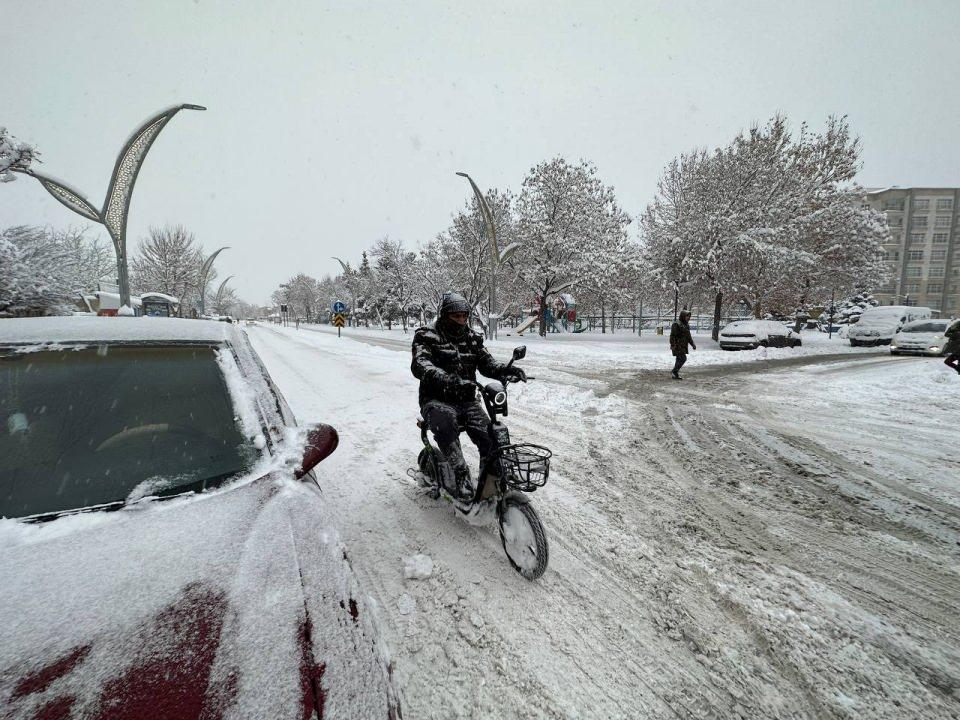 <p>Van Büyükşehir Belediyesi karla mücadele ekipleri, herhangi bir olumsuzluğun yaşanmaması için ana caddelerde çalışma yaptı.</p>

<p> </p>
