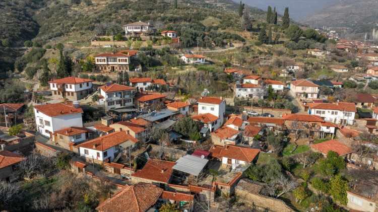 <p>"Biz göreve geldiğimizde Birgi'de konaklamak mümkün değildi. Şu anda yüze yakın yatak sayısına sahip 8-10 pansiyonumuzla çok kaliteli hizmet veriliyor. </p>