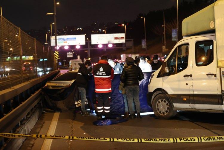 <p>Yaralılar, ambulanslarla hastaneye kaldırıldı, köprüdeki ulaşım Edirne istikametinde yan yoldan sağlanıyor.</p>

<p>Polis ekiplerinin olay yerindeki incelemeleri sürüyor.</p>
