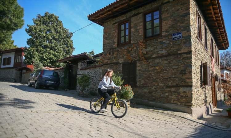 <p>Ondan sonra aynı önem devam ediyor. Birçok eser daha gerçekleşiyor. Anıtsal yapıları çok yoğun, sivil mimarlık örneği yapıları çok yoğun. Taş ve ahşabın kullanıldığı ender yerlerden bir yerleşim. Cumhuriyet döneminde de birçok önemli hizmetleri var. 1996 yılında tamamı koruma altına alınıyor."</p>
<p> </p>