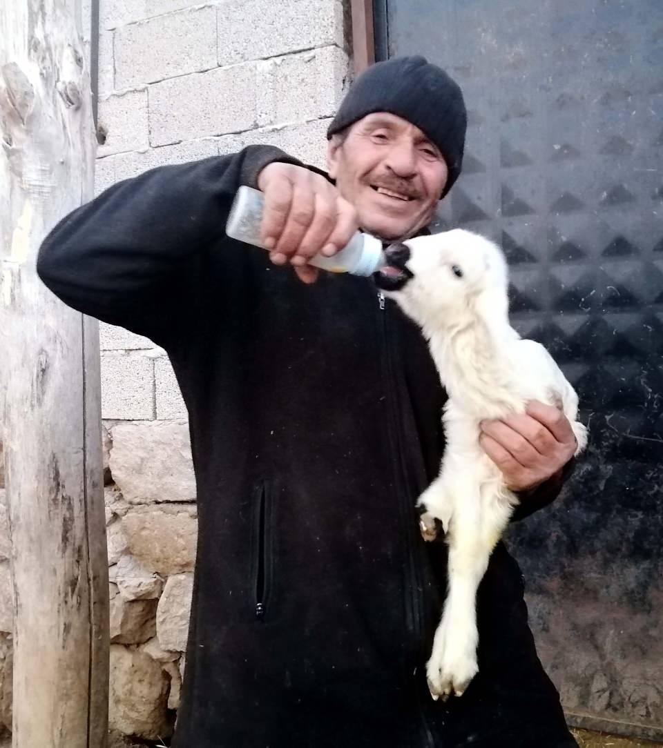 <p>1983 yılından beri besicilik yaptığını belirten Ramazan Karaca, "Bana bazen, '60 yaşındasın, sana zor olmuyor mu bu işi yapmak?' diyorlar. Ben eti, sütü, yoğurdu dışarıdan alırsam olmaz. </p>
