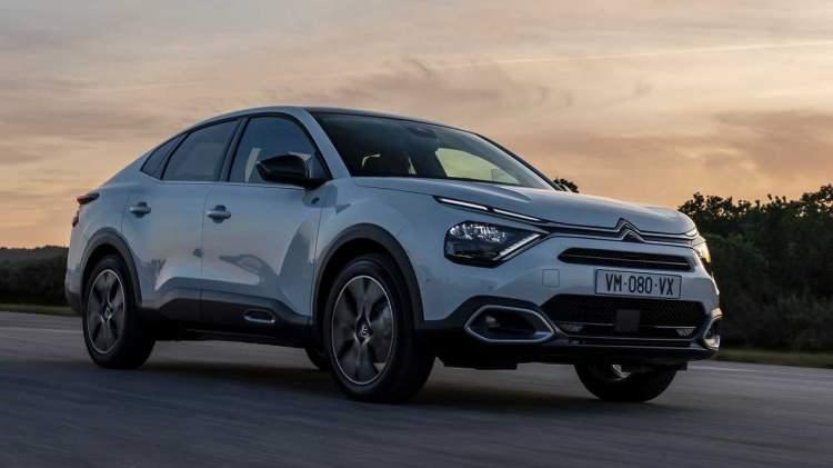 <p><strong>Türkiye’de Bir İlk: Aynı Anda Hem Benzinli Hem Dizel Hem de Elektrikli</strong><br />
 </p>

<p>Citroën C4 X model ailesi, aynı anda elektrikli dahil olmak üzere 3 farklı güç ünitesiyle yollara çıkan ilk model olma ünvanıyla da dikkat çekiyor.<br />
<br />
<br />
Citroën C4 X’in 1.2 PureTech motoru, 6 ileri manuel şanzıman ile 100 HP güç ve 205 Nm tork sunarken, EAT8, 8 kademeli otomatik şanzıman ile 130 HP güç ve 230 Nm tork değerlerine sahip.<br />
<br />
<br />
Dizel cephesinde 1.5 litrelik BlueHDI, 130 HP güç ve 300 Nm tork değerlerini, yüksek performans ve verimliliğinin en iyi sağlandığı EAT8, 8 kademeli otomatik şanzıman ile birleştiriyor.<br />
<br />
<br />
Citroën C4 X modellerinin ortalama yakıt tüketimleri 4,3 ile 4,9 lt/100 km ortalamada (WLTP) gerçekleşiyor.<br />
<br />
<br />
Citroën elektrikli ë-C4 X ise 136 HP güç ve 260 Nm tork değerleri sunuyor. 50 kwh’lık batarya kapasitesiyla, hız şarj istasyonlarında (Hızlı DC-100 kW) 30 dakikada yüzde 10’den yüzde 80 seviyesine kadar şarj edilebiliyor. 50 kW’lik hızlı şarj istasyonlarına bu süre 55 dakika. 7.4 kW’lık hızlandırılmış (AC) istasyonlarında yüzde 100 batarya doluluk oranına 7,5 saatte ulaşılabiliyor. Enerji tüketimi 15,3 kwh/100 km olan Citroën elektrikli ë-C4 X’in menzili 360 km.</p>
