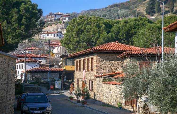 <p>Aydınoğulları zamanında oluşan mimari dokusunu koruyan Birgi, 2012 yılında UNESCO'nun Dünya Mirası Geçici Listesi'ne alındı.</p>

<p> </p>
