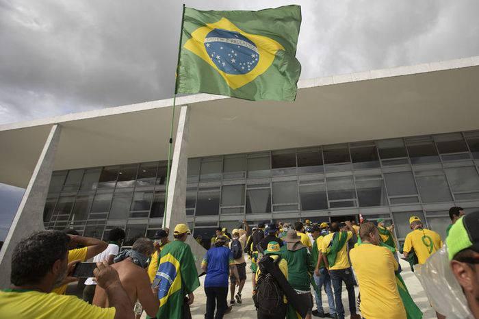 <p>Brezilya Devlet Başkanı Luiz Inacio Lula, Kongre, Devlet Başkanlığı Sarayı ve Yüksek Mahkeme'yi basan göstericilere müdahale emri verdi, 150 gösterici gözaltına alındı.</p>

<p>Eski Devlet Başkanı Jair Bolsonaro destekçisi yüzlerce kişinin önce Kongre, ardından Devlet Başkanlığı Sarayı Planalto ile Yüksek Mahkeme'yi basması sonrası Lula, eylemcilere sert tepki gösterdi.</p>
