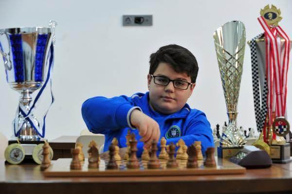 <p>Bursa'da yaşayan Yağız Kaan Erdoğmuş (11), 6 yaşında anaokulunda tanışıp hayatının merkezine koyduğu satrançta, 8 yaşında 'Avrupa Şampiyonu', 10 yaşında 'Dünya Şampiyonu' oldu.</p>
