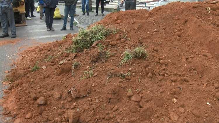 <p>Kardeşim de karakola giderek şikayetçi olacak. Sabah geldiğimizde dükkanın önüne kum döktürmüş. </p>
