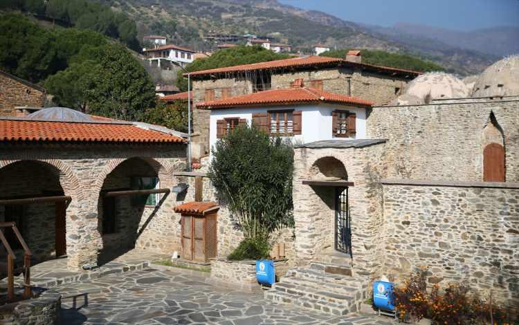 <p>İzmir'e 120 kilometre mesafedeki Ödemiş ilçesine bağlı Birgi, milattan önce 750 yılından bu yana yerleşim yeri olarak kullanılıyor.</p>
<p> </p>