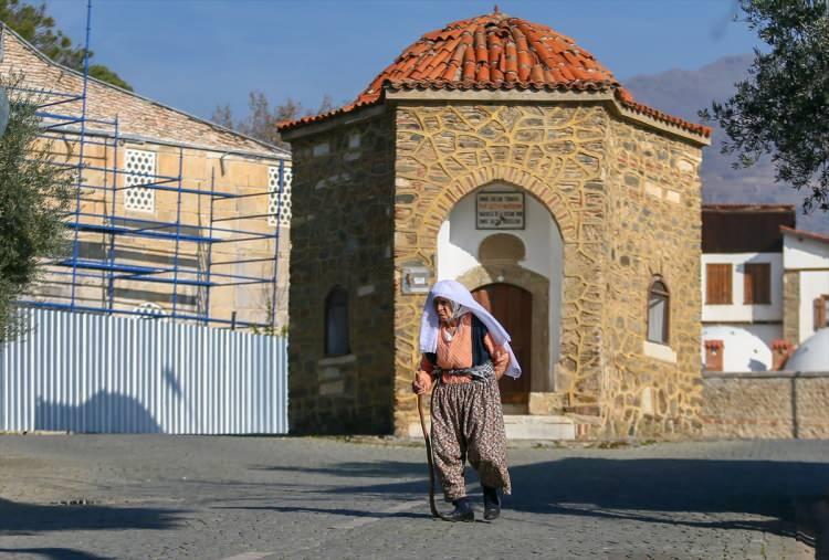 <p>Özellikle Aydınoğulları Beyliği döneminden kalan mimari dokusunu koruması sayesinde Birleşmiş Milletler Dünya Turizm Örgütünün (BMDTÖ) açıkladığı "2022 Dünyanın En İyi Köyleri" listesine giren Birgi, ziyaretçilerini zamanda yolculuğa çıkarıyor.</p>
<p> </p>