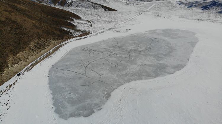 <p>Tatvan ilçesine yaklaşık 21 kilometre uzaklıktaki Nemrut Kalderası'nda bulunan Kalp Gölü, yılın her dönemi çok sayıda yerli ve yabancı turisti ağırlıyor. Doğa tutkunlarının bölgedeki uğrak noktaları arasında yer alan Nemrut Kalderasında bulunan göl, son günlerde Sibirya soğuklarının etkisiyle tamamen buzla kaplandı. </p>
