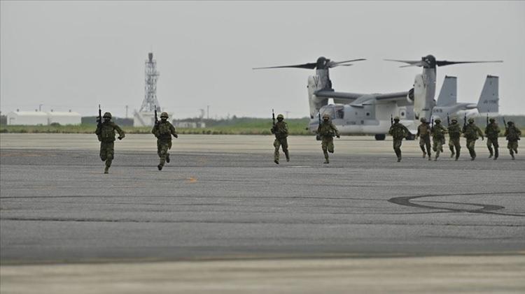 <p>Çin’in ABD için yakın rakip ve zorlu bir sınama olduğuna işaret eden Austin, “Japonya ve ABD, Çin'in istikrarı bozan eylemleri konusunda ortak endişeler taşıyor. ABD'nin Japonya'yı nükleer de dahil olmak üzere tüm yeteneklerle savunma kararlılığını yeniden teyit etmek ve karşılıklı güvenlik anlaşmasının beşinci maddesinin Senkaku Adaları için geçerli olduğunun altını çizmek istiyorum.” ifadesini kullandı.</p>