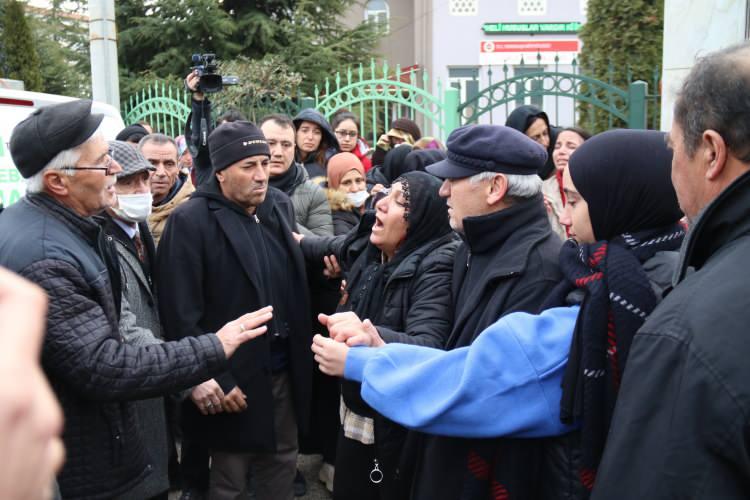 <p>Sevgilisi tarafından sırtından ve karnından bıçaklandıktan sonra boğazı kesilerek öldürülen 25 yaşındaki Tuğçe Can’ın, Eskişehir Osmangazi Üniversitesi Tıp Fakültesi Hastanesi morgunda yapılan otopsisi adeta kan dondurdu.</p>