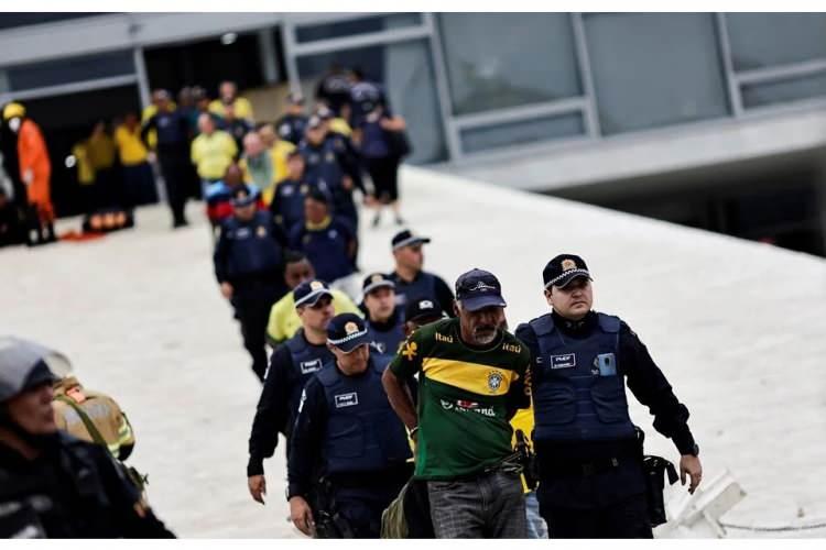 <p>Ülkede Başkanlık Sarayı, Kongre ve Yüksek Mahkeme binalarını basan Bolsonaro destekçisi yüzlerce kişi, polisin yoğun gazlı müdahalesi sonucu binalardan çıkarıldı.</p>