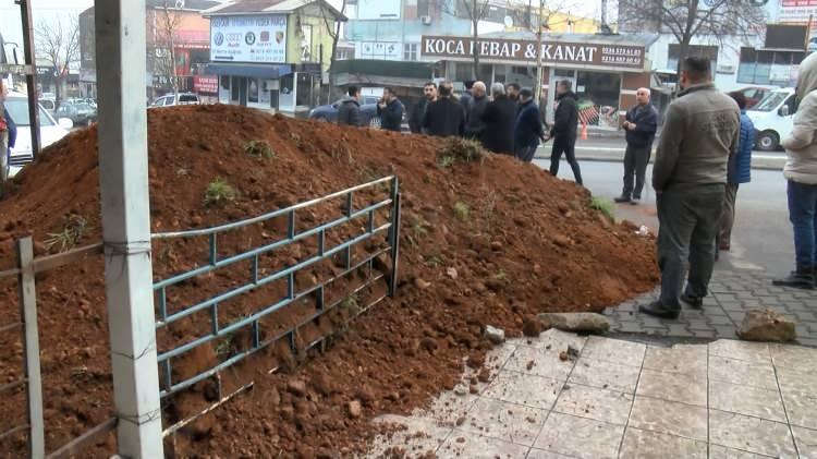 <p>Hafriyat kamyon şoförünü de kandırarak dükkana dolgu yapacağını söylemiş. Dükkanımızı açamıyoruz. Ekmek teknemiz. Mağdur durumdayız." dedi. </p>
