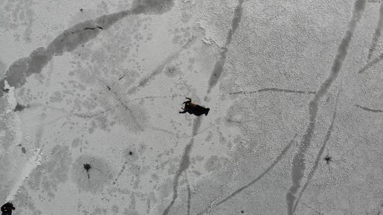 <p>Karın başkenti olarak bilinen ancak bu kış henüz kar yağmayan Bitlis’te bahar havası yaşanırken, diğer yandan soğuk hava yüksek kesimlerde etkisini sürdürüyor. Mükemmeliyet ödülüne layık görülen Nemrut Kalderası'nın kendine hayran bırakan göllerinden biri olan ve bölgede hayvanların içme suyu ihtiyacını da karşılayan Kalp Gölü, dondurucu soğukların etkisiyle tamamen buz tuttu. </p>
