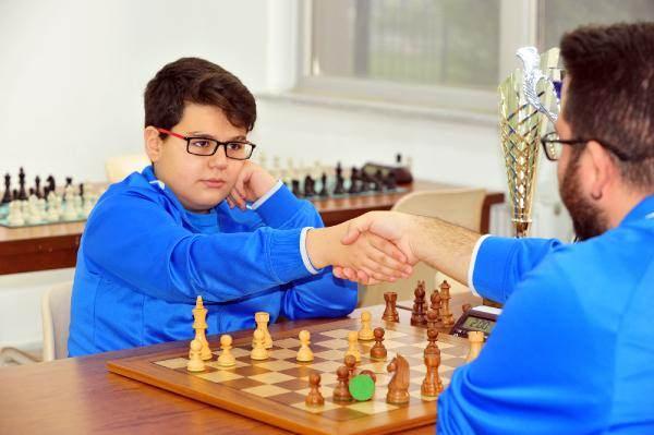 <p>Gülsüm-Selahattin Erdoğmuş çiftinin 2 çocuğundan Yağız Kaan Erdoğmuş'un satranç merakı, anaokulunda haftada 1 kez gördüğü dersle başladı. Aldığı derslerle satrancı ilerleten ve Bursa Büyükşehir Belediyespor Kulübü çatısı altında profesyonelliğe adım atan Yağız Kaan Erdoğmuş, 2019 yılında 8 yaş kategorisinde Avrupa Şampiyonu oldu. 2021 FIDE (Dünya Satranç Federasyonu) Online Küçükler ve Yıldızlar Hızlı Dünya Kupası'nda 10 yaş kategorisinde Dünya Şampiyonu olan Erdoğmuş, 2021'de FIDE unvanlarından usta adayı (CM) olduktan sonra, 2022'de FIDE Ustası ve daha sonra yine aynı yılda, gerekli normları tamamlayıp Türkiye'nin en genç Uluslararası Ustası (IM) olmaya hak kazandı.</p>
