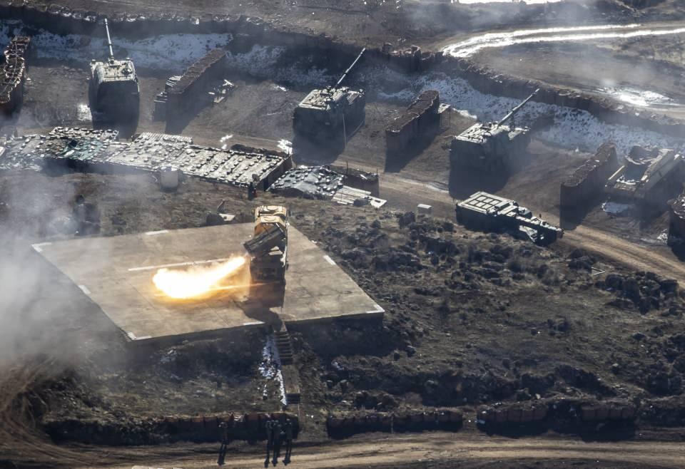 <p>Ankara'dan Hakkari'ye gelen gazeteciler, harekatın gerçekleştirildiği bölgeye en hakim noktalardan 2 bin 50 rakımlı Gezgin Tepe ile 2 bin 300 rakımlı Geyik Tepe üs bölgelerindeki mücadeleyi gözlemledi.</p>
<p> </p>