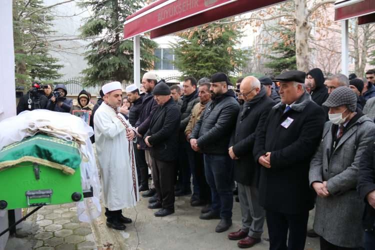<p>Yıldırım, "Rabbim rahmeti ile, merhameti ile muamele eylesin, taksiratlarını affeylesin. En büyük üzüntümüz, biz çocuklarımıza, gençlerimize, insanlarımıza rahmeti, şefkati, merhameti onların gönüllerine, zihinlerine yerleştiremedik. Dolayısı ile Rabbim tüm kötülerden bizleri muhafaza eylesin. Rabbim kardeşimizin ailesine sabırlar ihsan eylesin. Yüreklerini sabırla, metanetle doldursun. Bir daha hiçbir kardeşimizin erkek kadın fark etmez böyle vahşice katledilmesine tanık olmayalım” dedi.</p>
