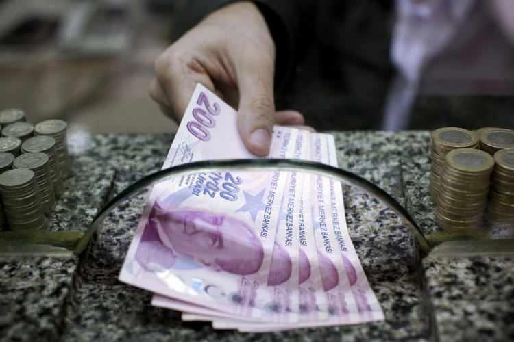 <p><strong>NASIL HESAPLANACAK?</strong></p>

<p>SSK ve Bağ-Kur emeklilerinin maaşlarına yüzde 30 zam oranı yansıtılacak. Her ay verilen ve maaşın yüzde 4'ü (4 bin 66 liranın altındaki aylıklar için yüzde 5) oranındaki ek ödeme de yeni maaş üzerinden hesaplanarak ödenecek. Eğer ek ödeme dahil aylık 5 bin 500 liranın altındaysa 5 bin 500 liraya tamamlanarak ödeme yapılacak.</p>

