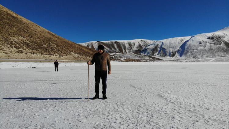 <p>Bitlis’in Tatvan ilçesindeki Nemrut Kalderası'nın 2 bin 948 rakımlı zirvesinde bulunan göllerden biri olan Kalp Gölü, soğuk havanın etkisiyle tamamen dondu.</p>
