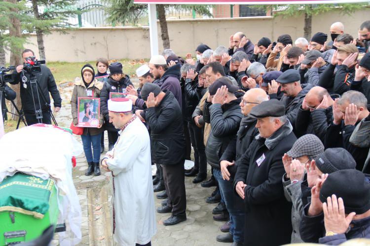 <p>Anne ile kız kardeşin feryatları adeta yürekleri dağladı. Gelinliğe sarılı tabutunda son yolculuğuna uğurlanan Tuğçe'nin annesi Emine Can, "Annem, kuzum. Hangi salona götürüyorlar annem? Hangi salona gidiyor benim kızım? Beni de götürün." diyerek feryat etti</p>
