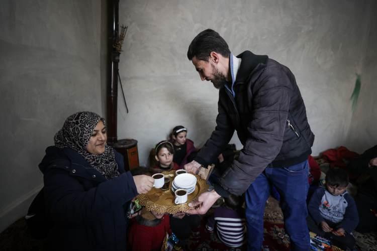 <p>İHH Suriye Çalışmaları Teşkilat Birimi Sorumlusu Mehmet Güncüm, Afrin'in Şarran beldesinde yaptıkları briket evleri sahiplerine teslim ettiklerini anlattı.</p>
