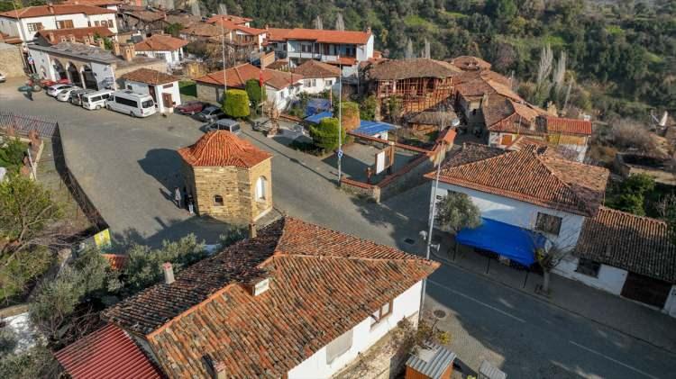 <p>Birgi'de bir de inanç turizmi var. Vatandaşlarımız İmamı Birgivi vasıtasıyla buraya geldiğinde kültür turizminin içinde buluyorlar kendilerini veya kültür turizmi için geldiklerinde İmamı Birgivi hazretlerinin kabrini ziyaret ediyorlar. </p>