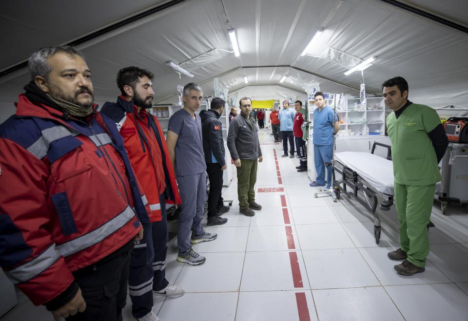 <p>Bu arada MSB tabibi ve Işıklı Sahra Hastanesi Koordinatör Başhekimi Alparslan Ertenlice, çalışmaları hakkında bilgi verdi.</p>
<p> </p>