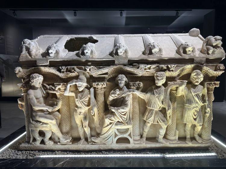 <p>Dünyaca ünlü tarihi kentlerden biri olan Bursa'nın İznik ilçesinde inşa edilen ve yapımı tamamlanan Arkeoloji müzesindeki Büyük İskender'in generaline ait 2 bin 500 yıllık lahitteki gizem arkeologlar tarafından çözüldü.</p>
