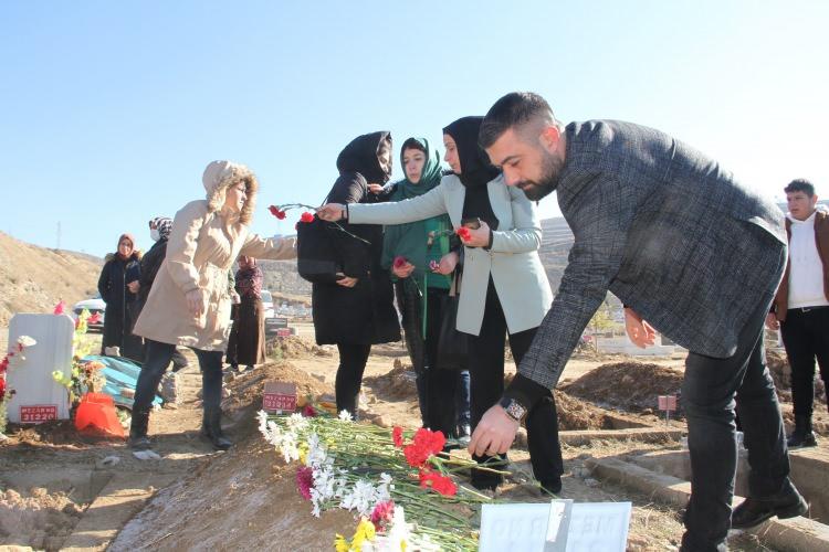 <p>Cenaze, dualar eşliğinde kimsesizler mezarlığına defnedildi. </p>
