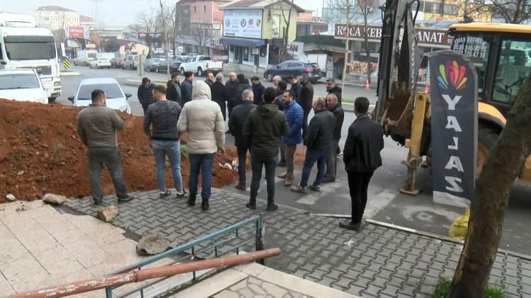 <p>Sabah iş yerini açmaya geldiğinde gördüğü manzara karşısında şaşkına dönen Özkan Çalık, durumu polis ekiplerine bildirdi. Olay yerine gelen belediye zabıta ekipleri ise toprağın döküldüğü dükkan önünde inceleme yaptı. Hafriyat kamyonuyla toprağın dükkan önüne dökülme anı çevredeki bir iş yerinin güvenlik kamerasına yansıdı. </p>

<p> </p>

<p><br />
 </p>
