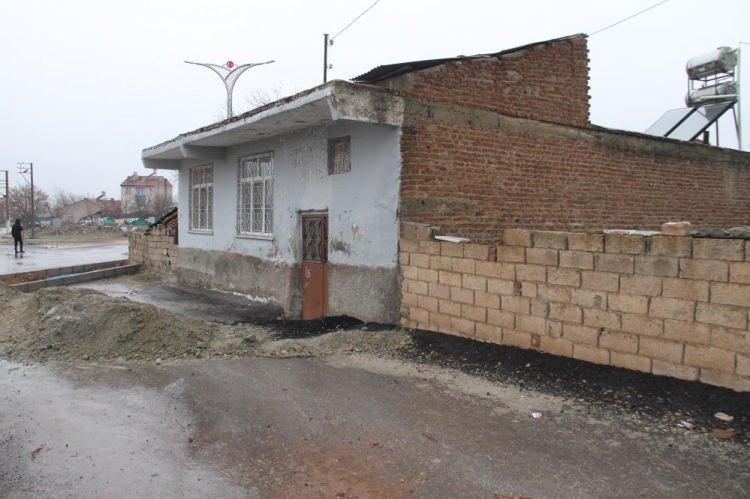 <p>Konunun bu kadar uzamasına da gerek yok. Başkanımız bu zamana kadar kimseyi mağdur etmedi, bizleri de etmeyeceğini düşünüyoruz. Annem 85 yaşında, biz anneme diyoruz 'Yol gelip eve dayandı, ev yıkılacak'; o da bize 'Yok yok benim evim yıkılmaz' diyor. </p>