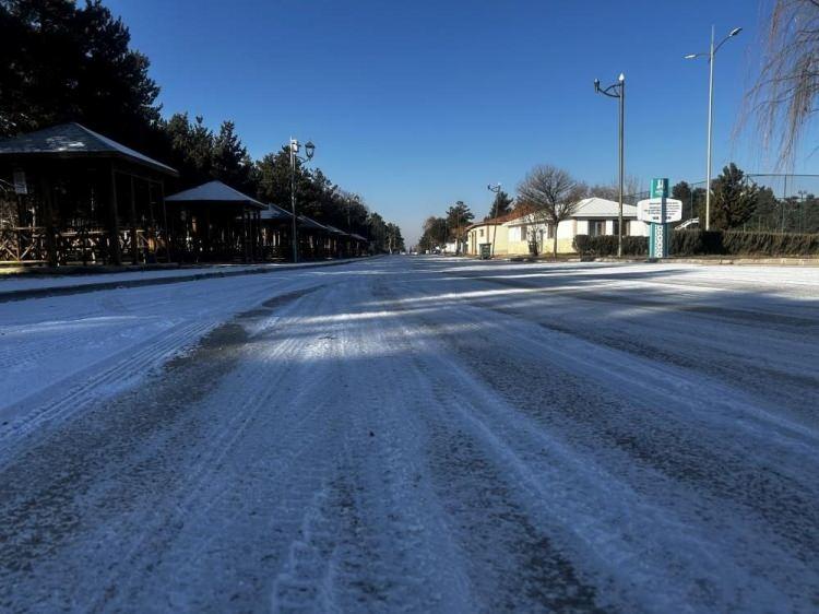 <p>Soğuk hava nedeniyle, ev ve iş yerlerinin camları da buz tuttu.</p>

<p> </p>
