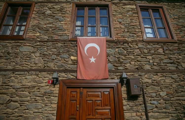 <p>Söz konusu mahallede ayrıca Kanuni Sultan Süleyman döneminde yaşayan ve büyük İslam alimlerinden biri olarak kabul edilen İmamı Birgivi Mehmet Efendi'nin de yaşadığı belirtiliyor.</p>
<p>Birgi, bu yönleriyle Kültür ve Turizm Bakanlığının yürüttüğü çalışma kapsamında geçen ay merkezi İspanya'nın başkenti Madrid'de bulunan Birleşmiş Milletler Dünya Turizm Örgütünün (BMDTÖ) açıkladığı "2022 Dünyanın En İyi Köyleri" listesine alındı.</p>
<p>Dünyadaki 12 ülkeden toplamda 32 köyün yer aldığı listede, Türkiye'den sadece Birgi bulunuyor.</p>
<p>Yöre halkı Birgi'nin, bu sayede bilinirliğinin artacağına ve turizmde hak ettiği yere kavuşacağına inanıyor.</p>