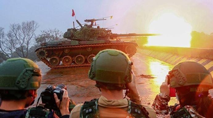 <p>ABD Dışişleri Bakanı Atony Blinken da “Bugün, Ortak Müttefik Komuta ve Kontrol Merkezi, istihbarat, gözetleme ve keşif, tesislerin ortak kullanımı, ikili tatbikatlar dahil olmak üzere koordinasyonumuzu derinleştirmenin yollarını ele aldık.” dedi.</p>
<p>Kuzey Kore, Çin ve Rusya’nın bölgedeki statükoyu değiştirmeyi hedeflediğini belirten Blinken, Rusya-Ukrayna savaşının da pasifik bölgesindeki statükoya yansımalarının olduğunu dile getirdi.</p>